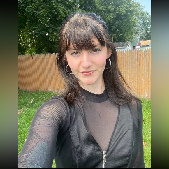 Meet your Posher, Mercedes - Picture 2 of 4